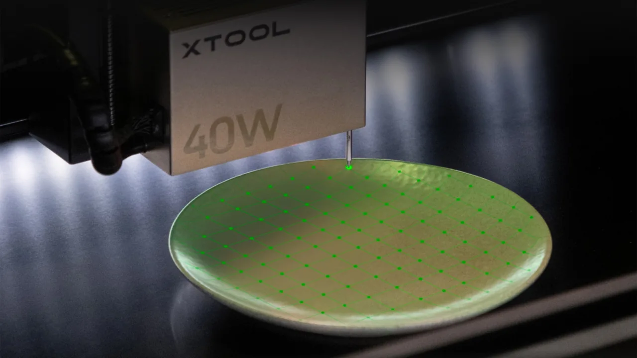Laser xTool de 40 W gravando um prato de cerâmica