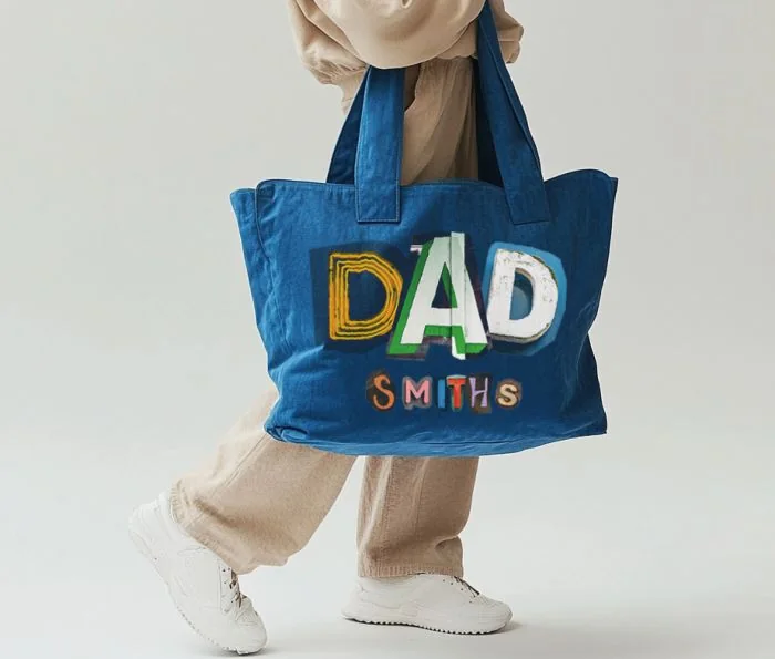 Bolsa de lona azul com nome estampado em letras coloridas