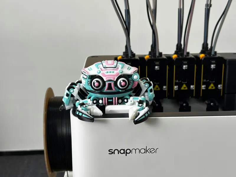 Robô caranguejo colorido impresso em 3D sobre uma impressora Snapmaker U1