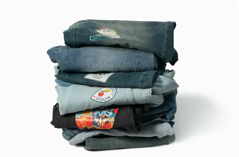 Calças jeans com estampa aplicada em DTF