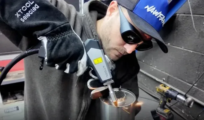 Escapamento sendo soldado com a MetalFab