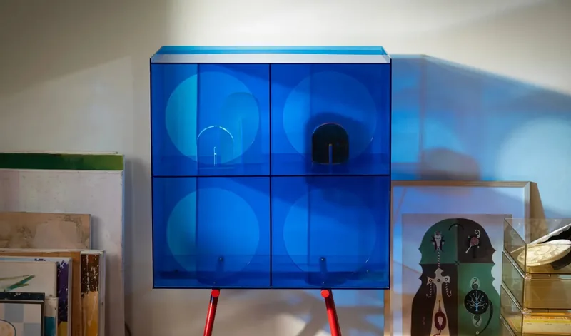 Armário montado com chapas de acrílico azul cortadas a laser