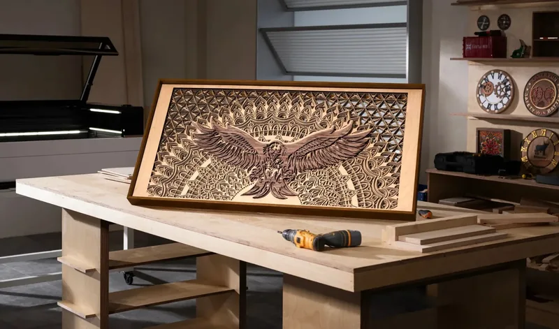 Grande painel de madeira gravado com uma águia