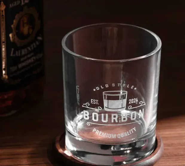 Copo de whisky com rótulo gravado a laser UV