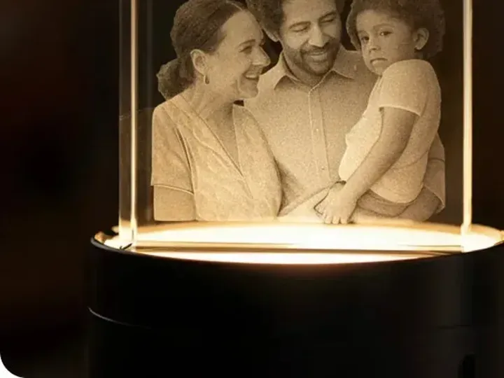 Cristal com foto de família gravada em 3D, sobre base iluminada